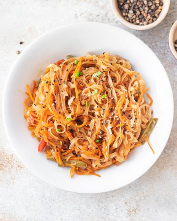 Spaghetti di Soia con Wok di baccalà, frutta e verdura