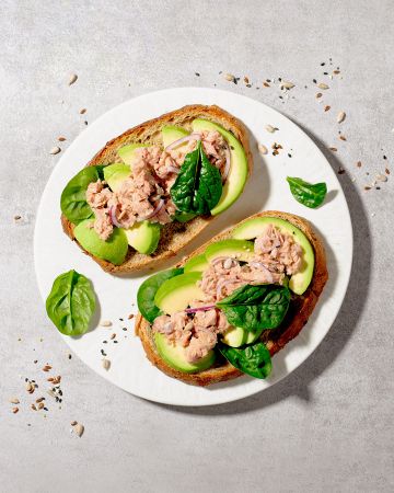 Toast con avocado, tonno, cipolla e basilico